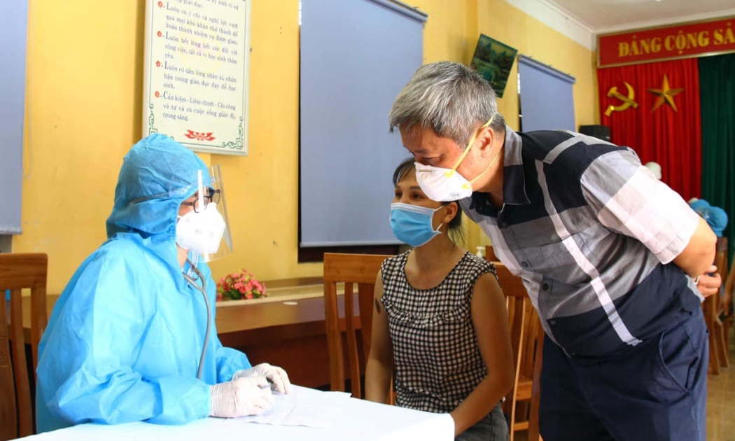 Thứ trưởng Nguyễn Trường Sơn thăm hỏi và động viên nhân viên y tế tại một điểm tiêm chủng của huyện Việt Yên.