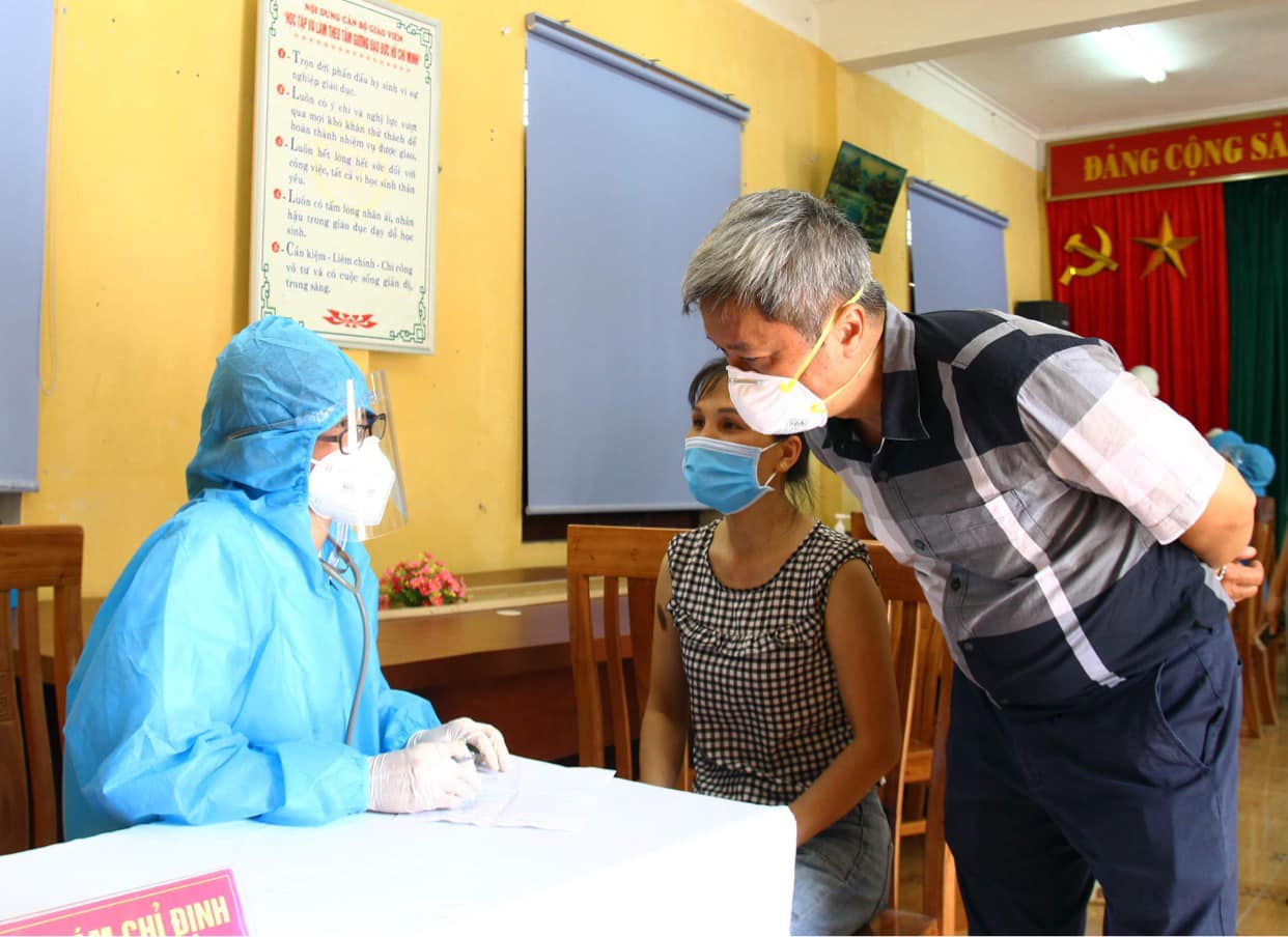 Thứ trưởng Nguyễn Trường Sơn thăm hỏi và động viên nhân viên y tế tại một điểm tiêm chủng của huyện Việt Yên.