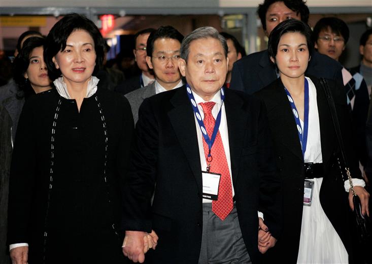 Ông Lee Kun-hee (giữa) lúc sinh thời và bà Hong Ra-hee (trái) - Ảnh: Yonhap