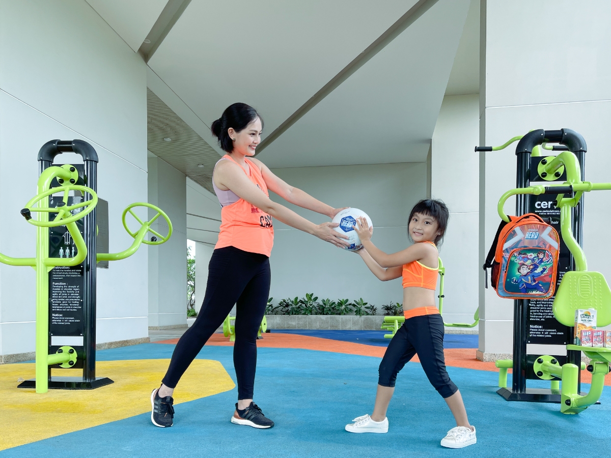 B&eacute; c&oacute; thể nhận những phần qu&agrave; dễ thương khi mua nước tr&aacute;i c&acirc;y Hero v&agrave; sữa chua uống Susu từ cửa h&agrave;ng &ldquo;Giấc mơ sữa Việt&rdquo;