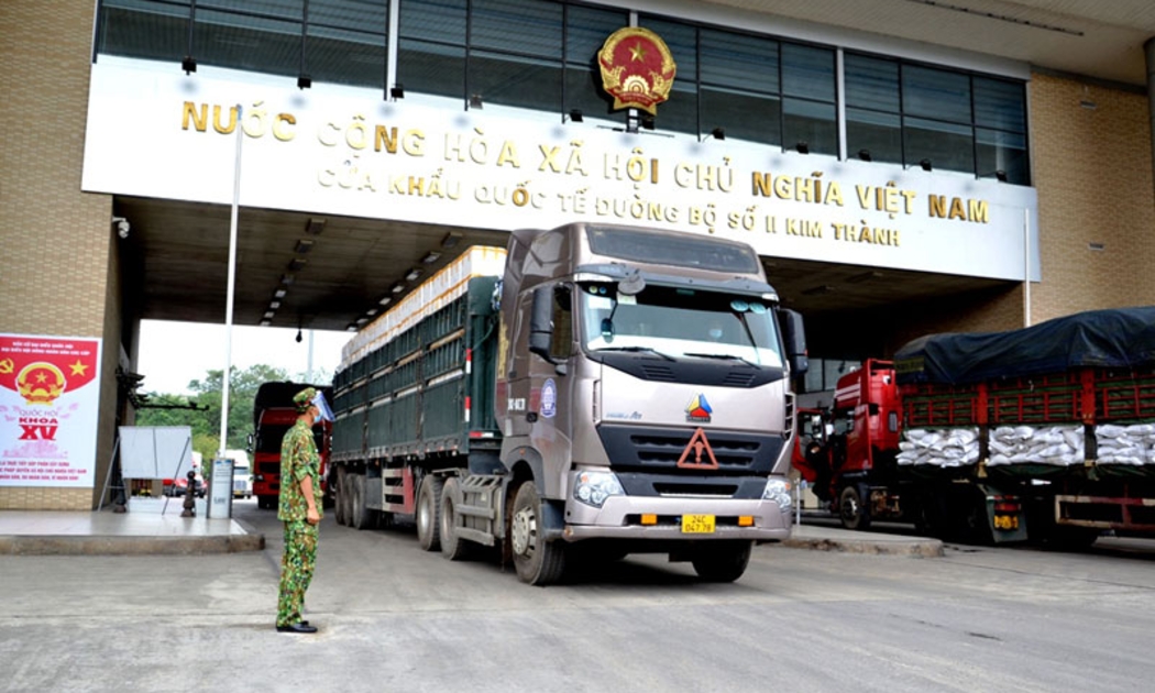 Xe chở trái vải đi qua cửa khẩu Kim Thành