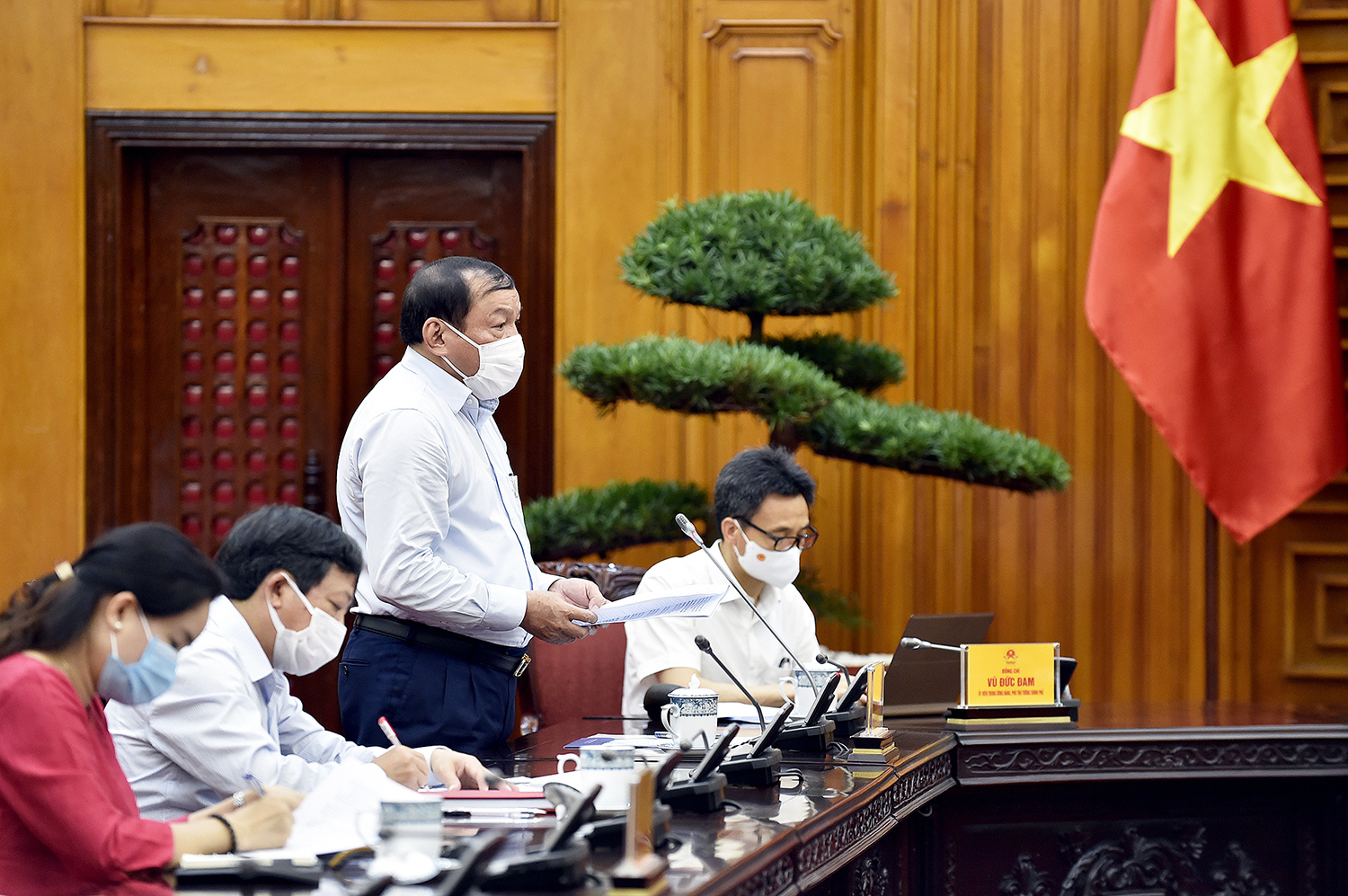 Bộ trưởng Nguyễn Văn H&ugrave;ng b&aacute;o c&aacute;o tại buổi l&agrave;m việc - Ảnh: VGP/Nhật Bắc