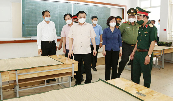 Bí thư Thành ủy Hà Nội Đinh Tiến Dũng kiểm tra khu vực dự phòng cách ly y tế tại quận Tây Hồ.