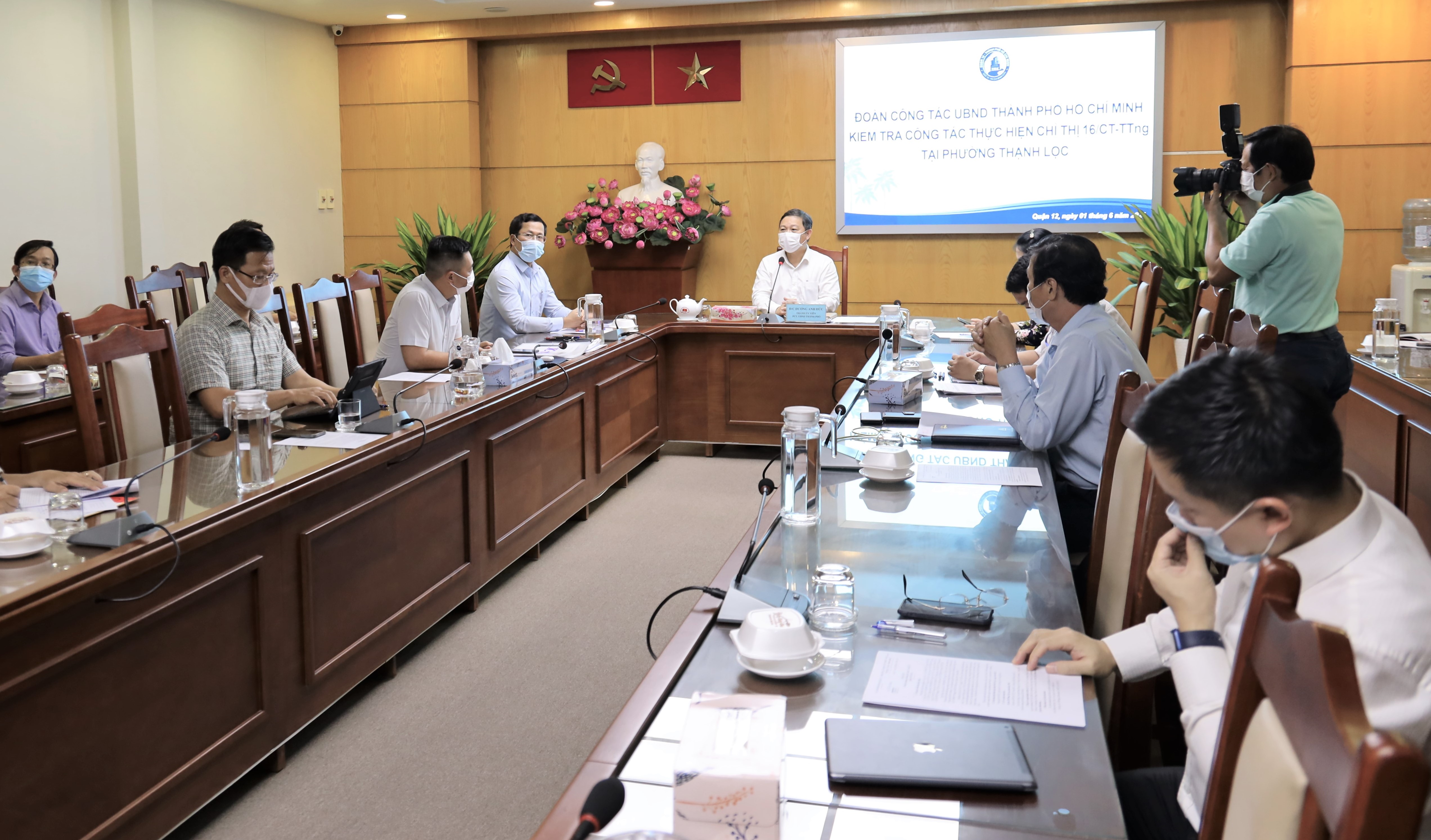 Ông Dương Anh Đức họp với lãnh đạo quận 12 về công tác phòng, chống dịch bệnh Covid-19 trên địa bàn quận.