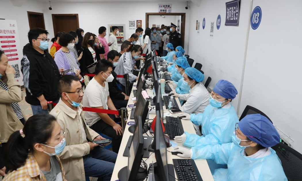 Người dân đăng ký tiêm phòng Covid-19 tại một trung tâm tiêm chủng ở Giang Tô, Trung Quốc, hôm 18/5. - Ảnh: Bloomberg.
