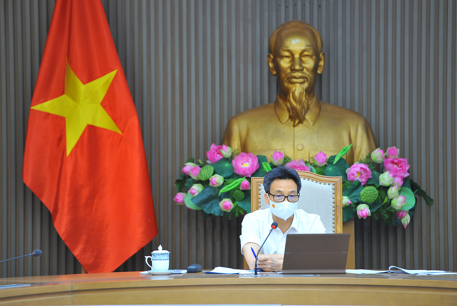 Phó Thủ tướng Vũ Đức Đam, Trưởng Ban Chỉ đạo chủ trì cuộc họp trực tuyến với Tp.HCM, Bắc Giang và Bắc Ninh. Ảnh - VGP/Đình Nam. 