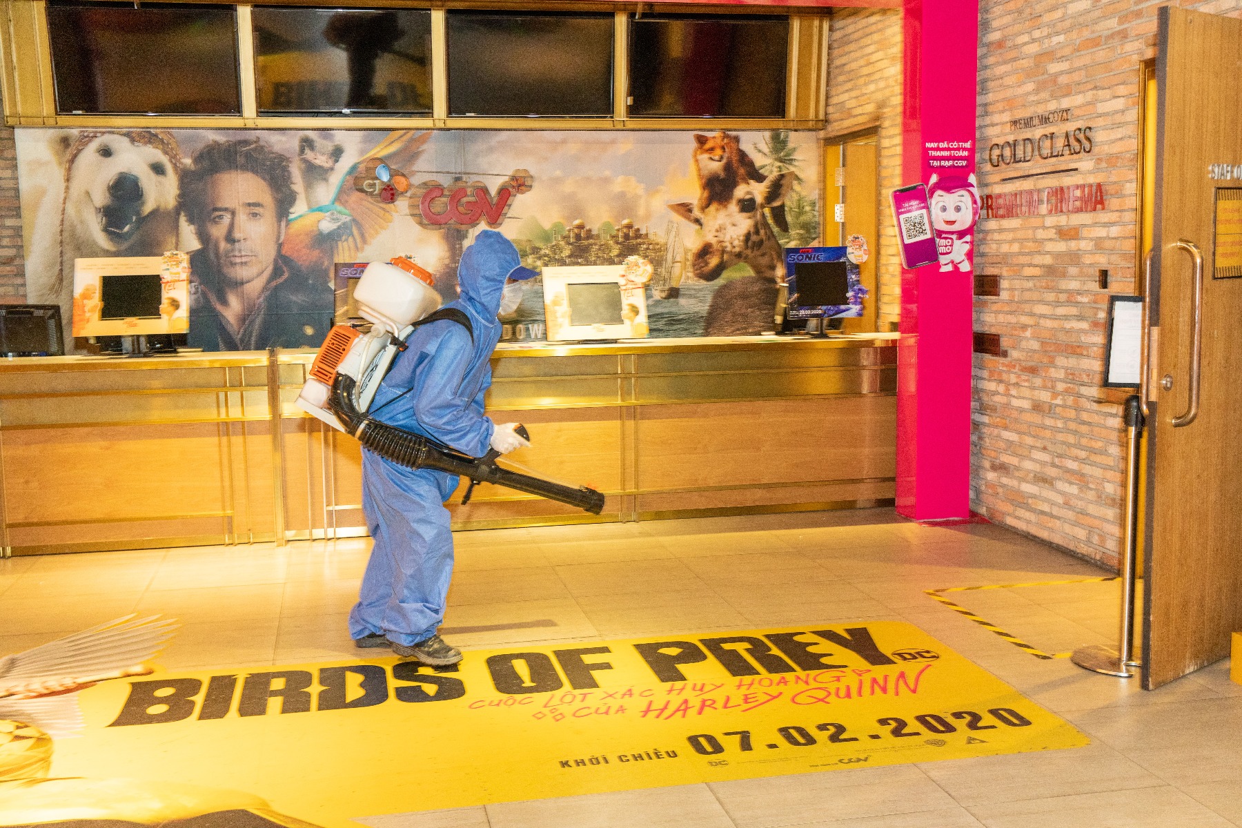 Dịch bệnh gây ra hệ quả nặng nề cho ngành công nghiệp giải trí nói chung, và hoạt động kinh doanh rạp chiếu phim nói riêng.