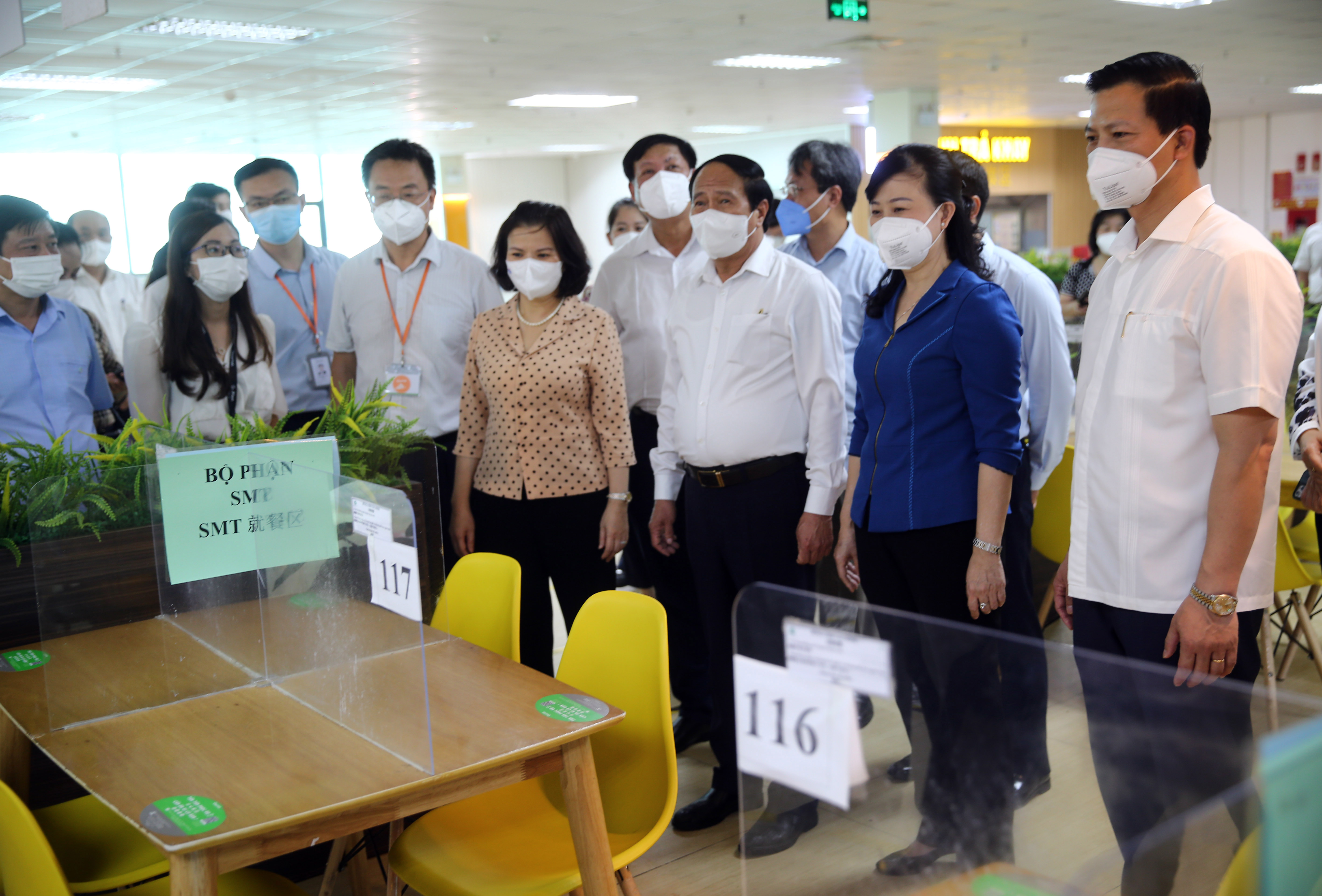 Phó Thủ tướng Lê Văn Thành kiểm tra căng-tin của công nhân công ty Goertek - Ảnh: VGP/Đức Tuân