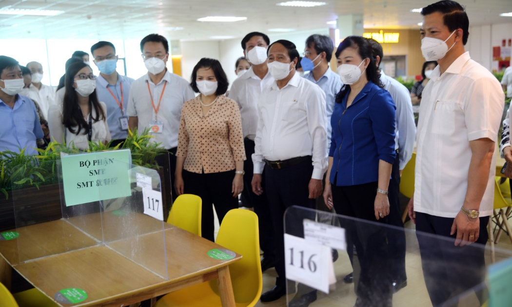 Phó Thủ tướng Lê Văn Thành kiểm tra căng-tin của công nhân công ty Goertek - Ảnh: VGP/Đức Tuân