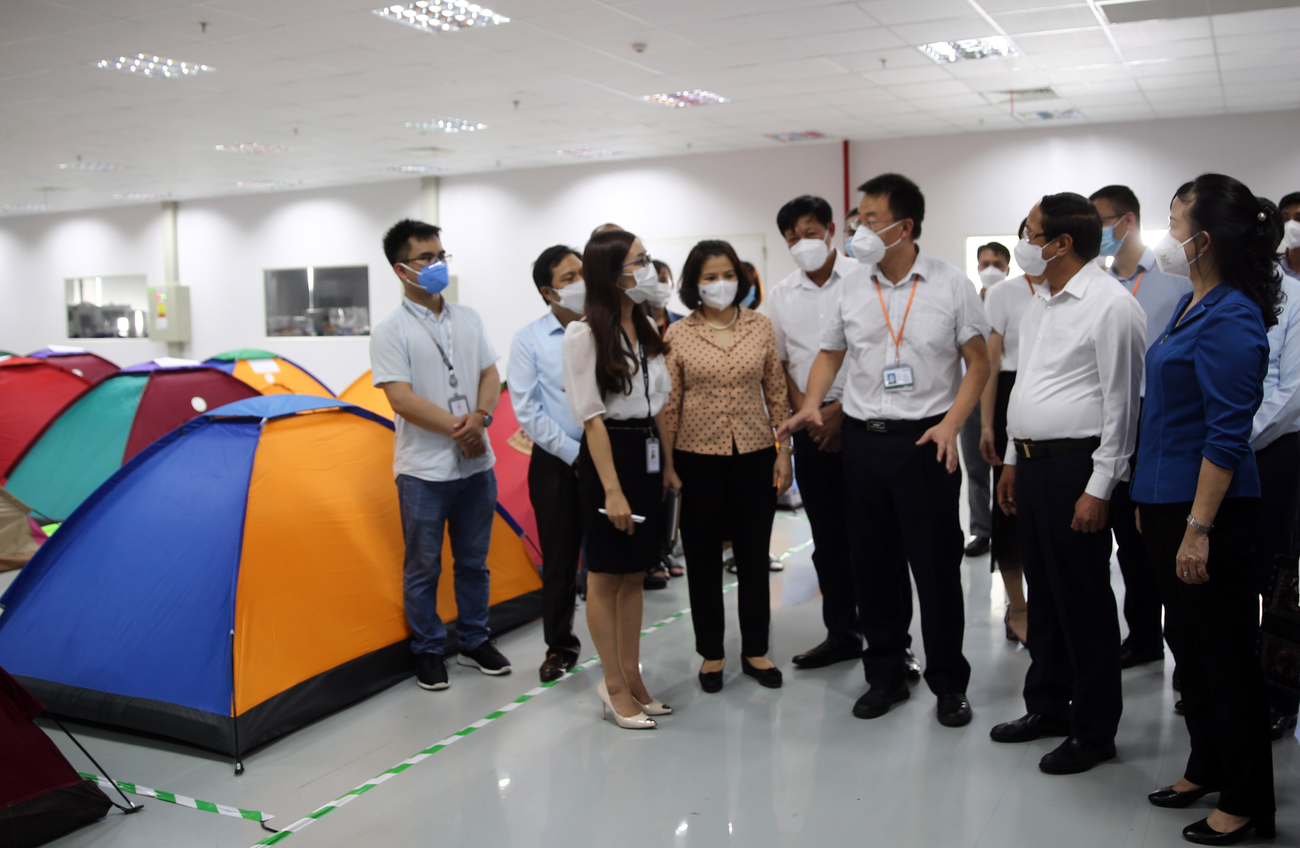 Ph&oacute; Thủ tướng L&ecirc; Văn Th&agrave;nh (thứ 2 b&ecirc;n phải) nghe l&atilde;nh đạo C&ocirc;ng ty Goertek b&aacute;o c&aacute;o về m&ocirc; h&igrave;nh 