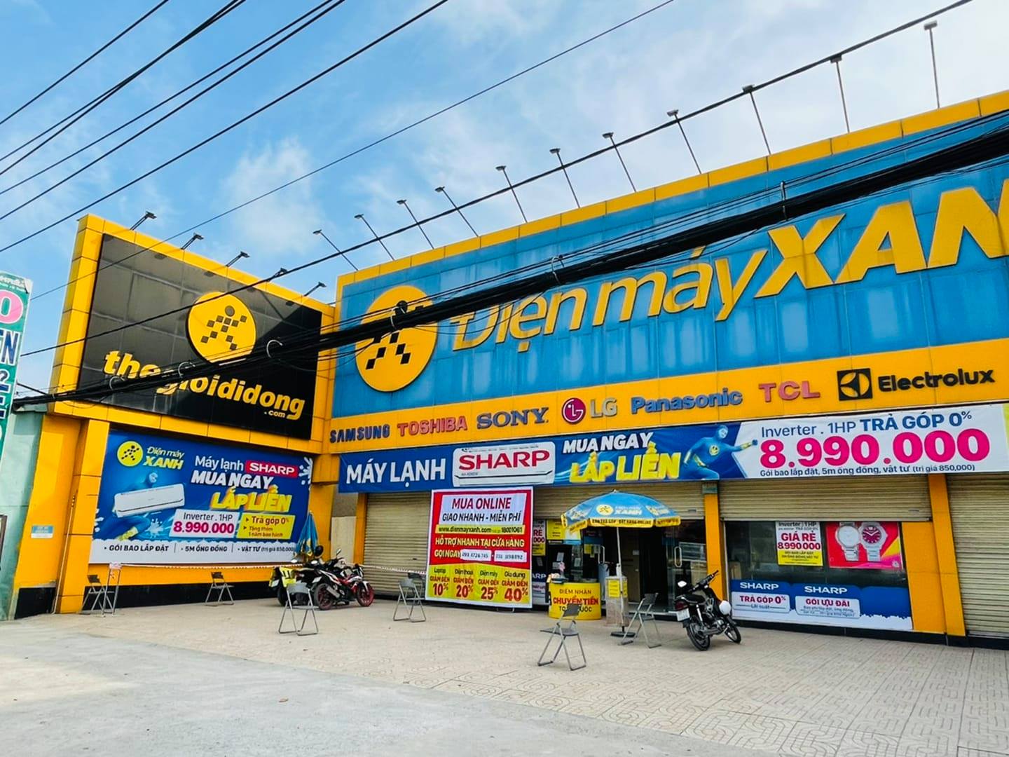 Một cửa hàng Thế Giới Di Động/Điện Máy Xanh đã tạm đóng cửa để phòng chống dịch Covid-19.