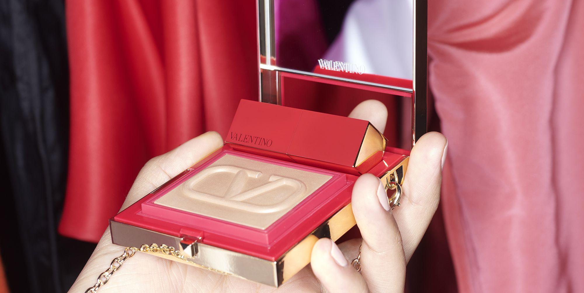 Chiếc túi đựng đồ trang điểm nhỏ xíu của Valentino sẽ tạo nên cơn sốt.
