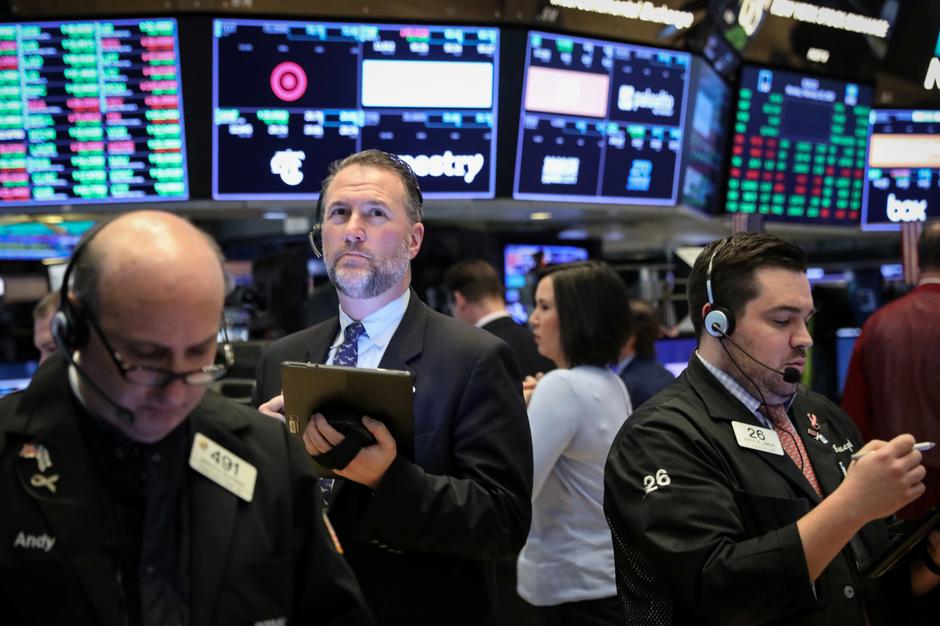 Các nhà giao dịch cổ phiếu trên sàn NYSE ở New York, Mỹ - Ảnh: Reuters.