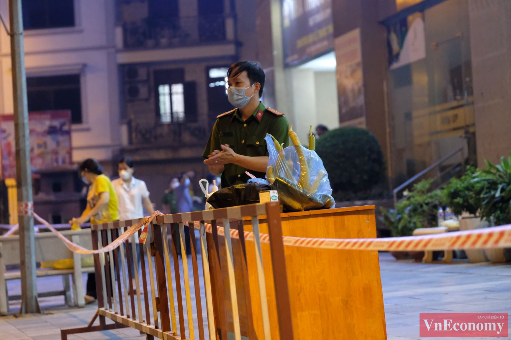 Hiện, bên trong tòa nhà có khoảng hơn 500 hộ dân này vẫn đang được tiếp tục triển khai những công tác y tế cần thiết.