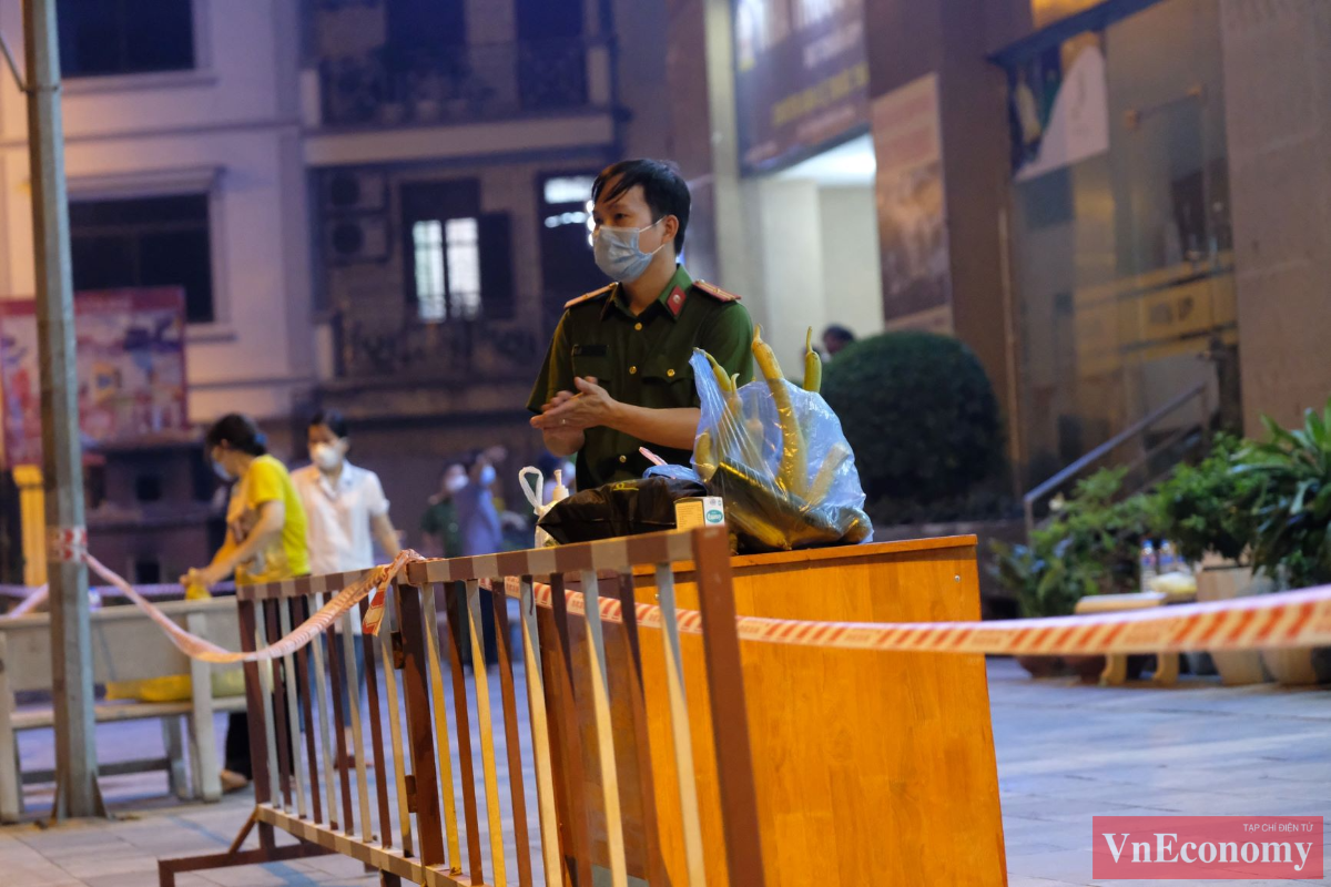 Hiện, b&ecirc;n trong t&ograve;a nh&agrave; c&oacute; khoảng hơn 500 hộ d&acirc;n n&agrave;y vẫn đang được tiếp tục triển khai những c&ocirc;ng t&aacute;c y tế cần thiết.&nbsp;