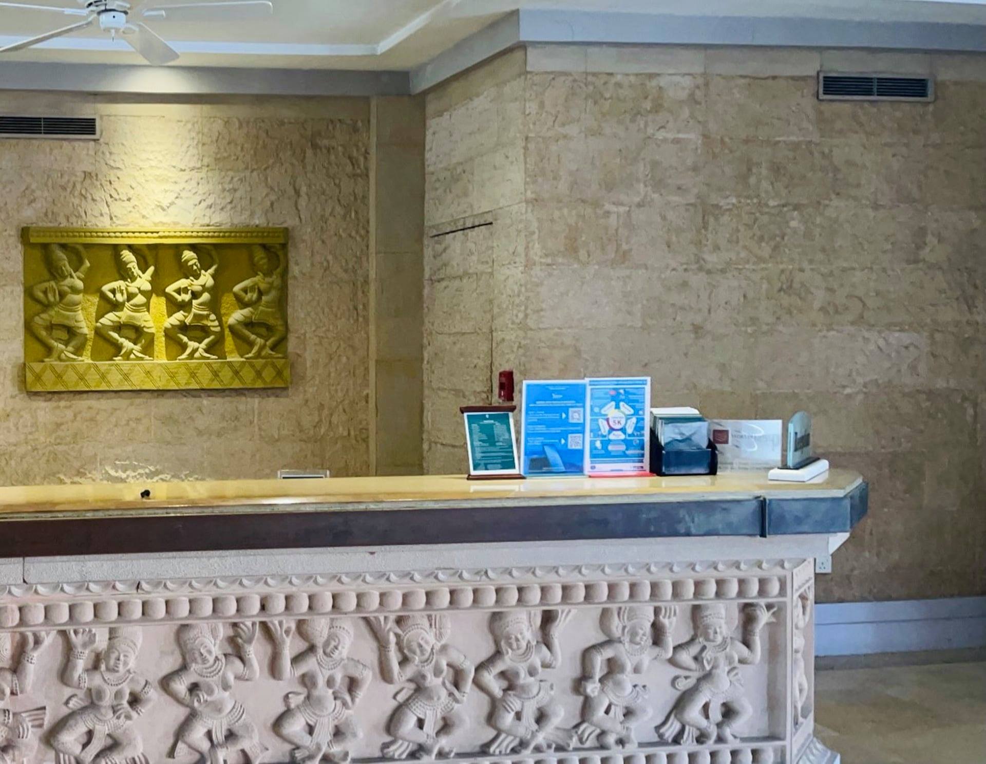 Tại Furama Resort Đà Nẵng, bảng hướng dẫn du khách cài đặt và sử dụng ứng dụng Du lịch Việt Nam an toàn luôn được đặt tại quầy lễ tân.