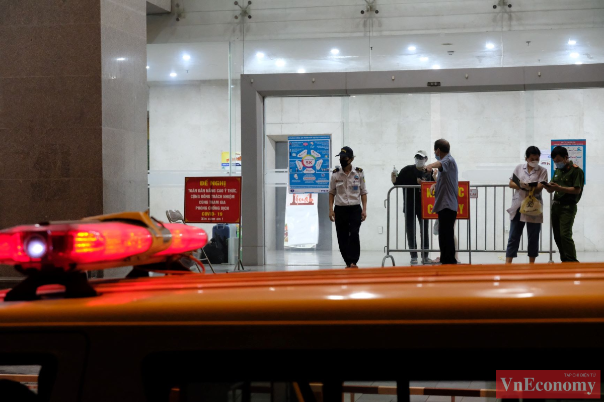 Lực lượng chức năng tạm thời phong tỏa t&ograve;a nh&agrave; ngay trong tối nay.