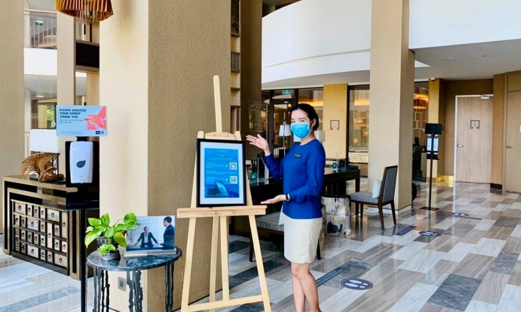 InterContinental Phu Quoc Long Beach chủ động in và đặt mã QR tại sảnh đón tiếp.