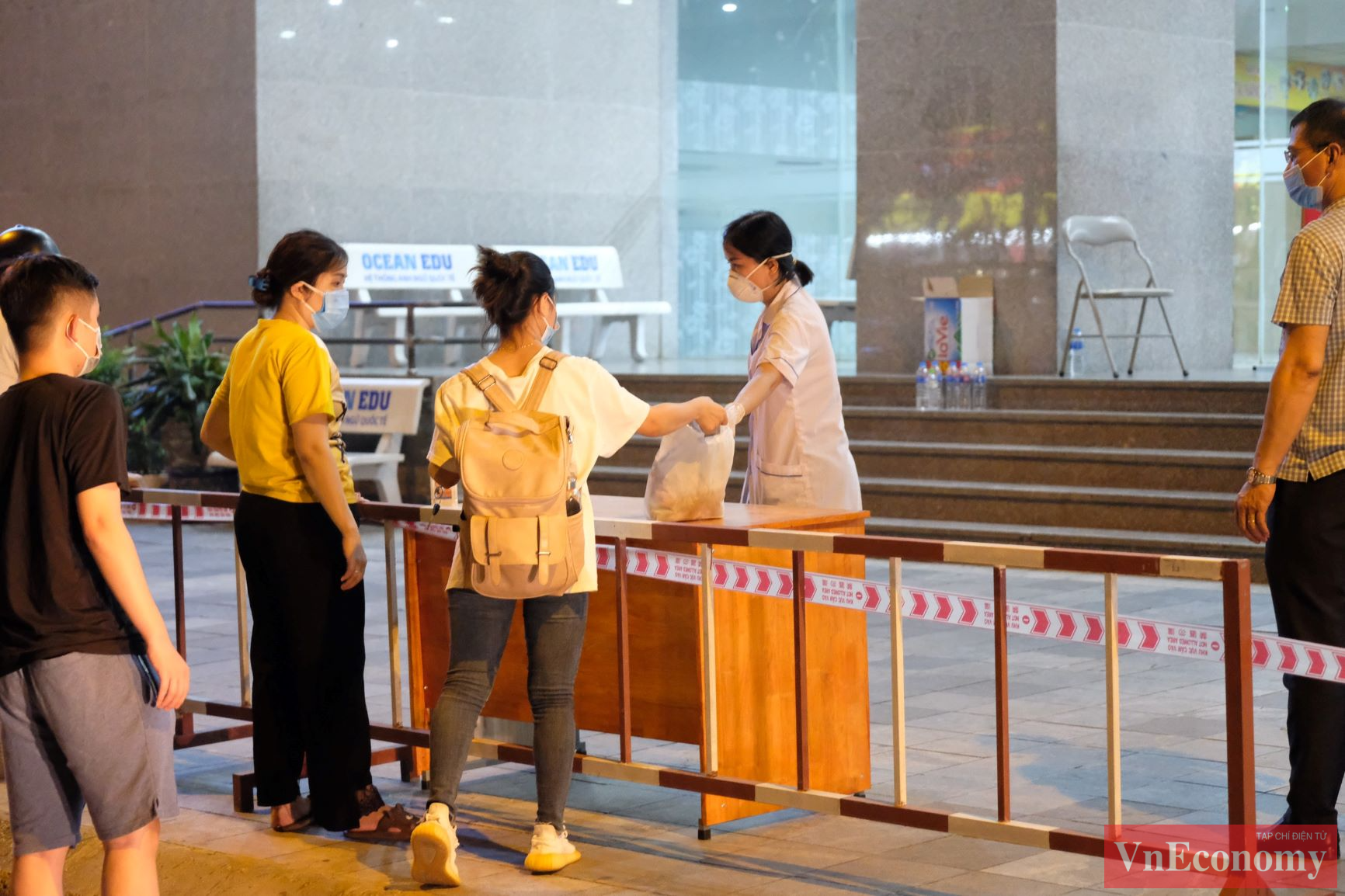 Trong đêm, việc tiếp tế nhu yếu phẩm cho các hộ dân vẫn đang được triển khai. Tuy vậy, một số người dân vẫn đến gửi đồ tiếp tế cho người thân sinh sống bên trong tòa nhà.