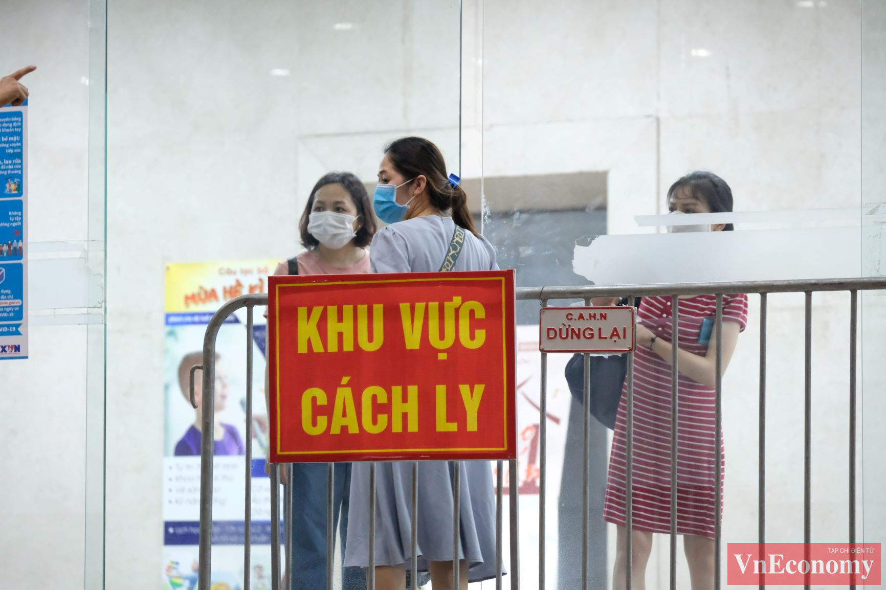 Nhiều người dân tỏ ra hoang mang khi đi làm về. Họ được phép vào nhà nhưng tạm thời sẽ phải ở yên trong nhà đến khi có thông báo tiếp theo.