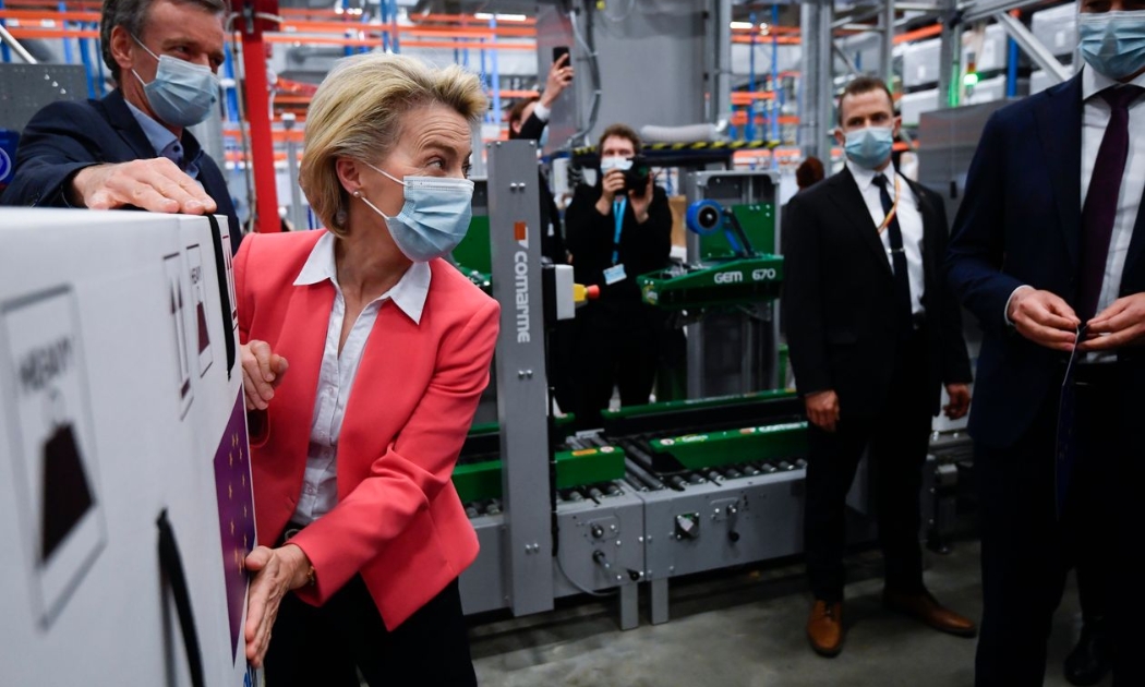 Bà Ursula von der Leyen, Chủ tịch Uỷ ban châu Âu (EC), thăm một nhà máy sản xuất vaccine Pfizer hồi tháng 4 - Ảnh: WSJ.