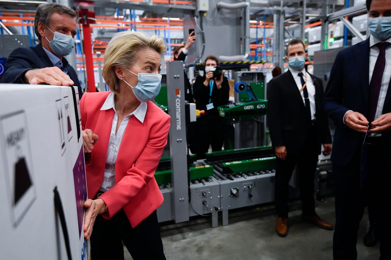 Bà Ursula von der Leyen, Chủ tịch Uỷ ban châu Âu (EC), thăm một nhà máy sản xuất vaccine Pfizer hồi tháng 4 - Ảnh: WSJ.