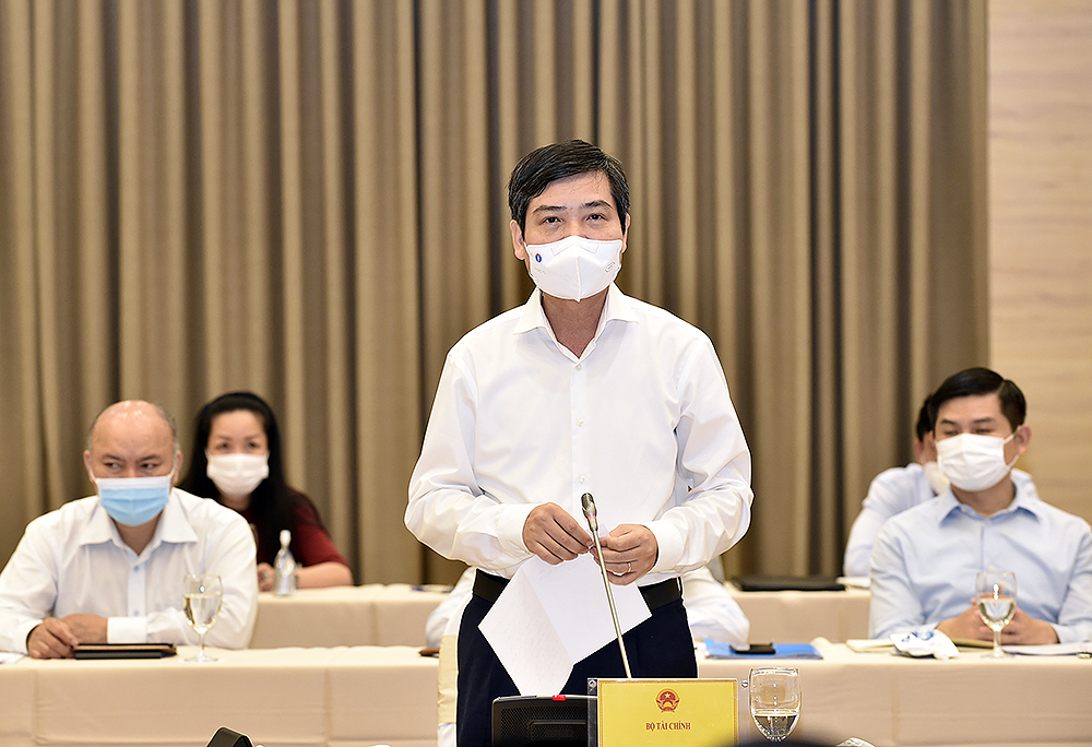 Thứ trưởng Bộ Tài chính Tạ Anh Tuấn trả lời vấn đề liên quan đến Quỹ vaccine - Ảnh: VGP/Nhật Bắc