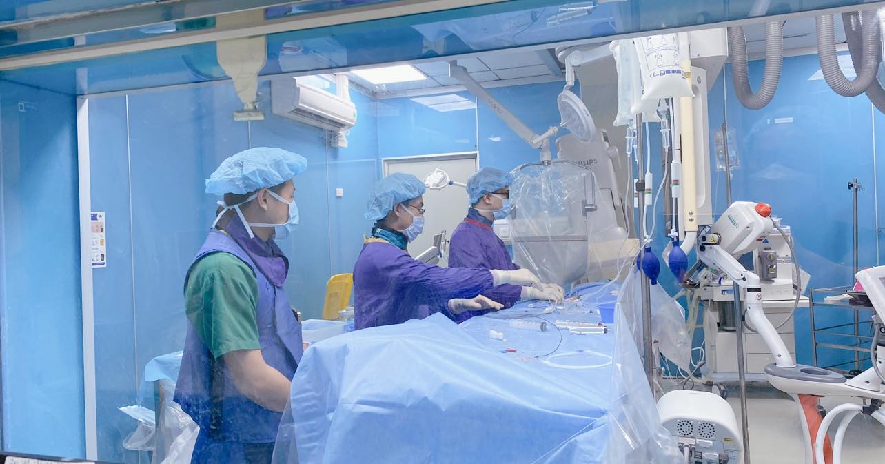 Các bác sĩ khoa Chẩn đoán hình ảnh đang can thiệp lấy huyết khối xoang tĩnh mạch não cho bệnh nhân.