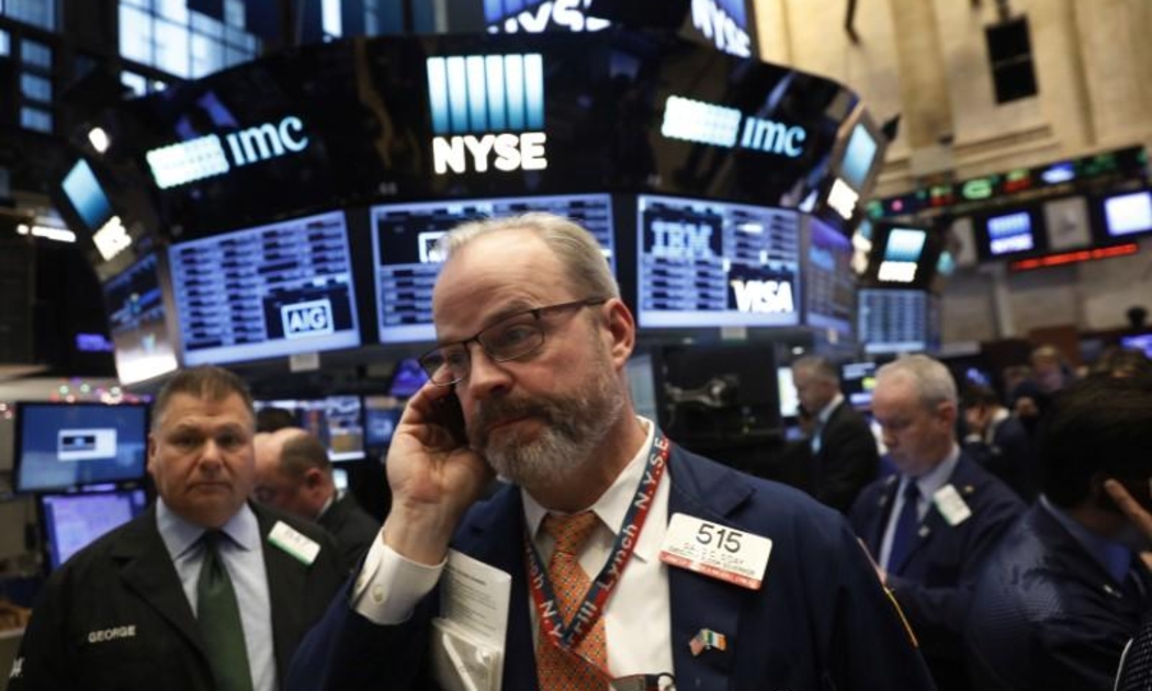 Các nhà giao dịch cổ phiếu trên sàn NYSE ở New York - Ảnh: Reuters.