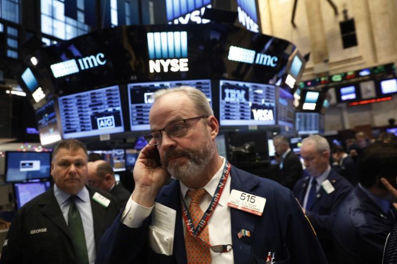 Các nhà giao dịch cổ phiếu trên sàn NYSE ở New York - Ảnh: Reuters.