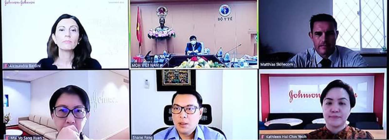 Bộ trưởng Bộ Y tế Nguyễn Thanh Long làm việc trực tuyến với Johnson & Johnson trao đổi về vấn đề nhập khẩu vaccine. 