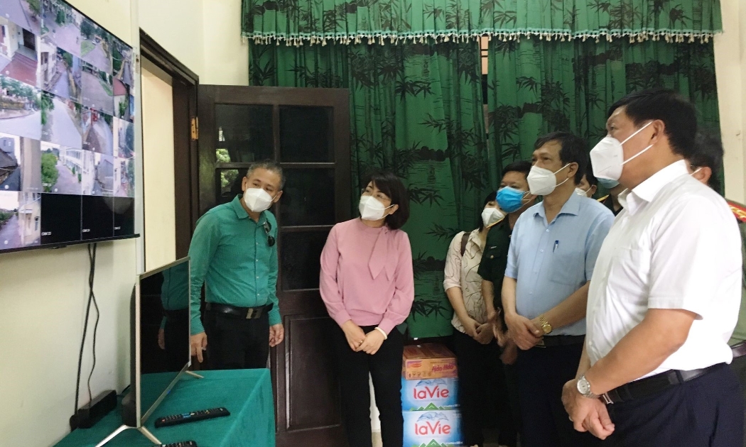 Thứ trưởng Bộ Y tế Đỗ Xuân Tuyên kiểm tra hệ thống camera giám sát tại khu cách ly tập trung thuộc Trung đoàn 833 (khu Đại Phúc, thành phố Bắc Ninh).