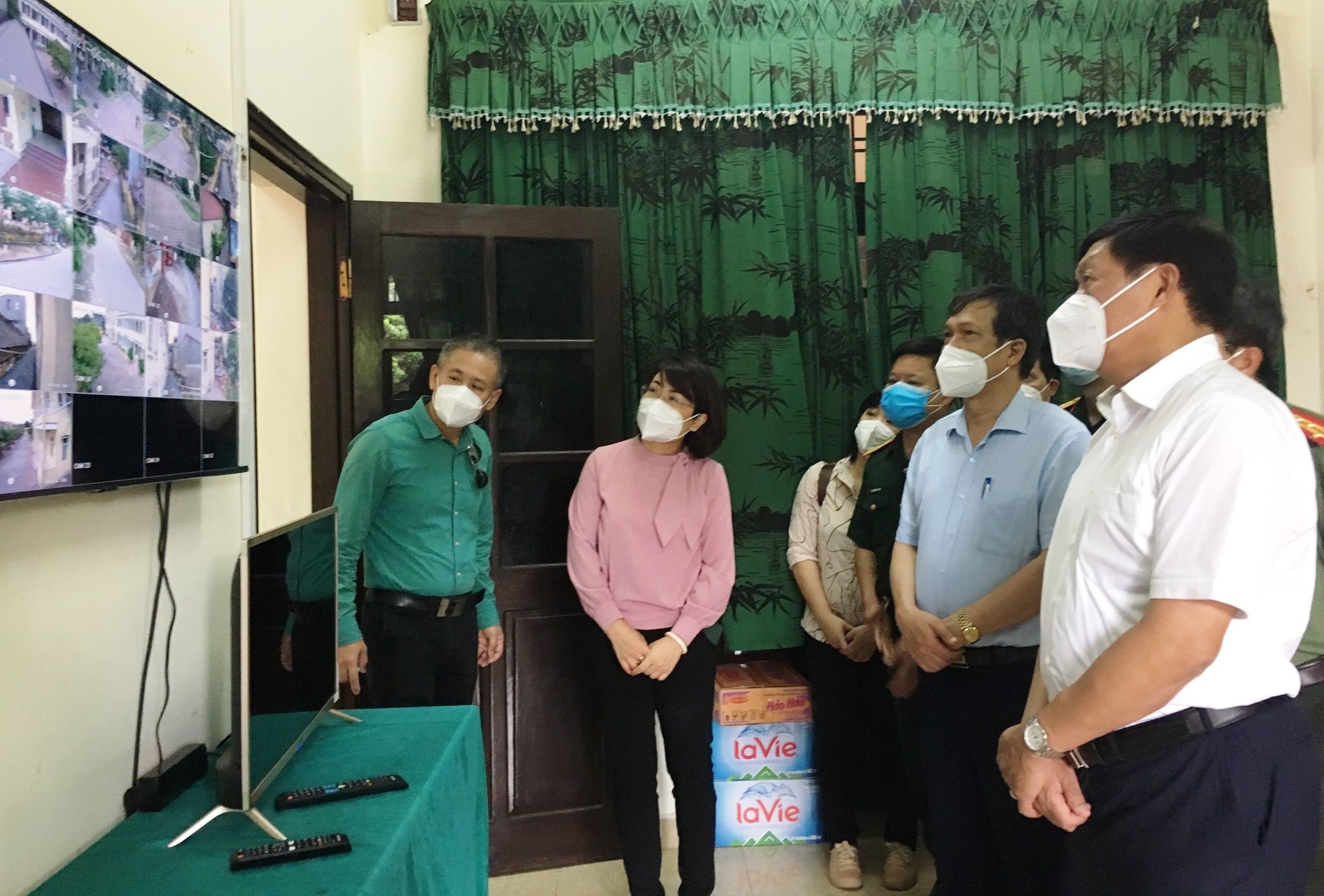 Thứ trưởng Bộ Y tế Đỗ Xuân Tuyên kiểm tra hệ thống camera giám sát tại khu cách ly tập trung thuộc Trung đoàn 833 (khu Đại Phúc, thành phố Bắc Ninh).