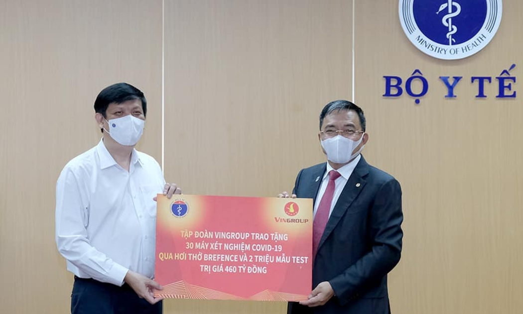 Bộ trưởng Bộ Y tế Nguyễn Thanh Long tiếp nhận 30 máy xét nghiệm Covid-19 qua hơi thở của Tập đoàn Vingroup.