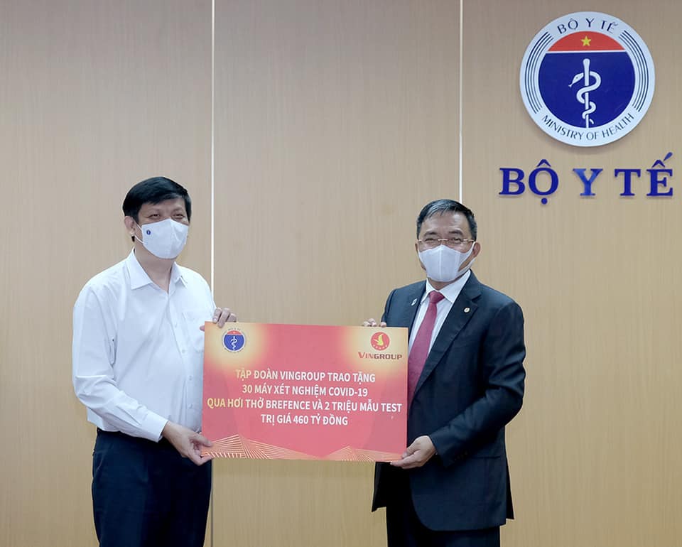 Bộ trưởng Bộ Y tế Nguyễn Thanh Long tiếp nhận 30 máy xét nghiệm Covid-19 qua hơi thở của Tập đoàn Vingroup. 