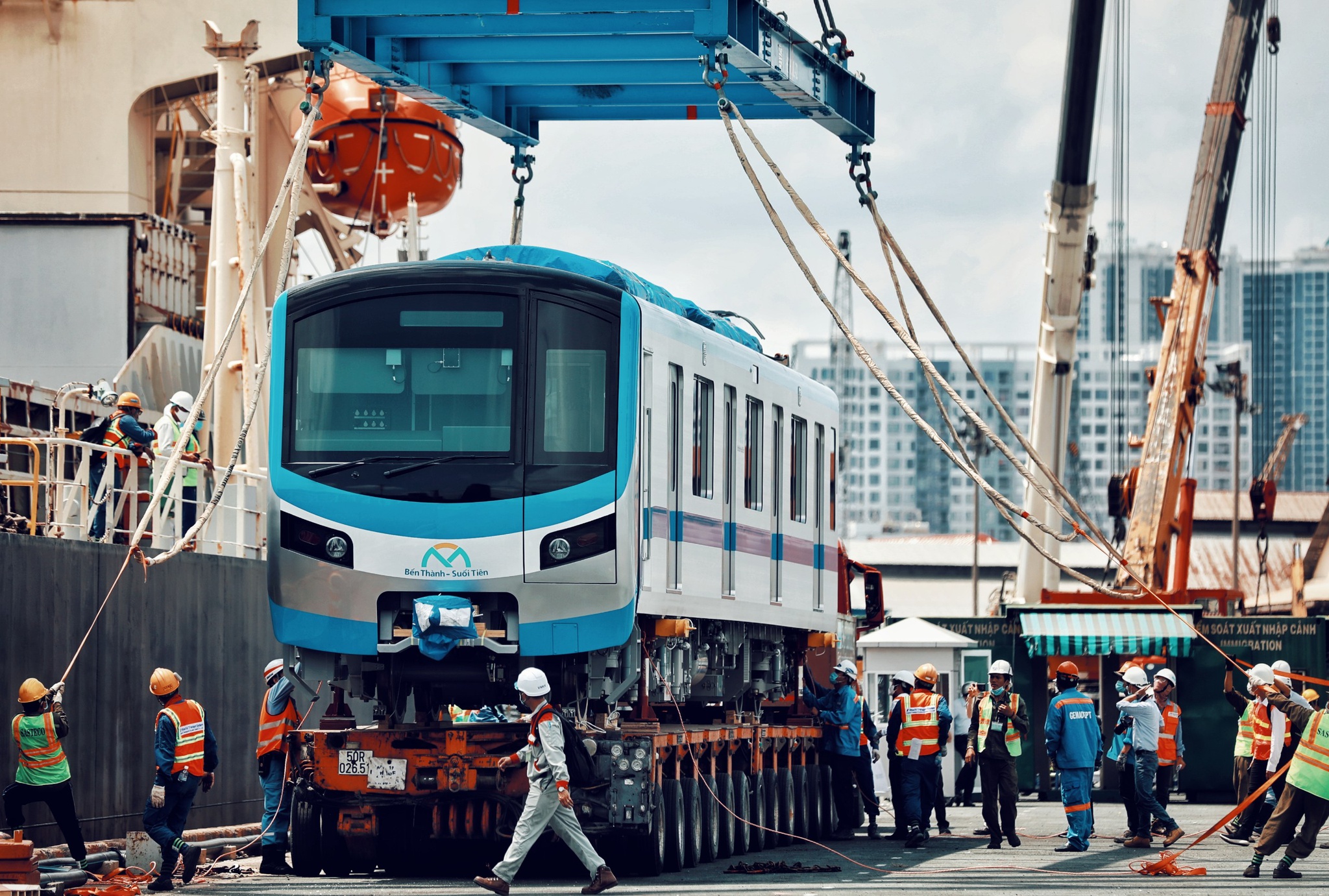 Ngày 10/5, tàu Kaisa chở đoàn tàu số 2 và số 3 của tuyến metro số 1 xuất bến từ Nhật Bản ngày 1/5 đã chính thức cập cảng Khánh Hội, quận 4, TP.HCM.