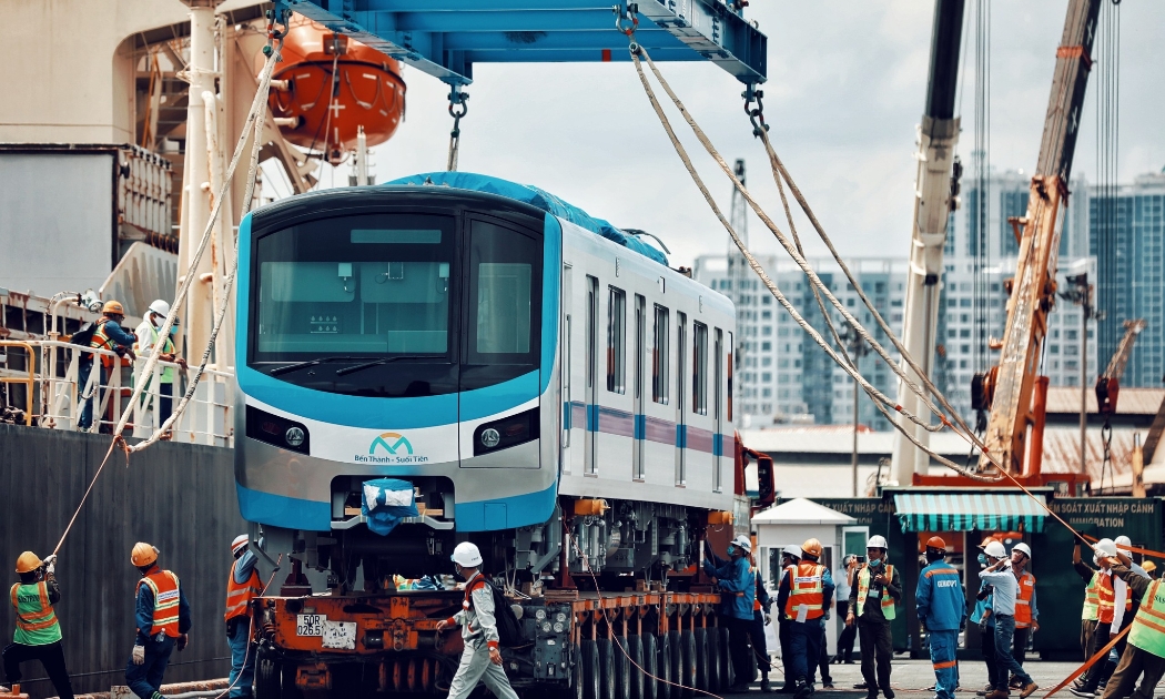 Ngày 10/5, tàu Kaisa chở đoàn tàu số 2 và số 3 của tuyến metro số 1 xuất bến từ Nhật Bản ngày 1/5 đã chính thức cập cảng Khánh Hội, quận 4, TP.HCM.