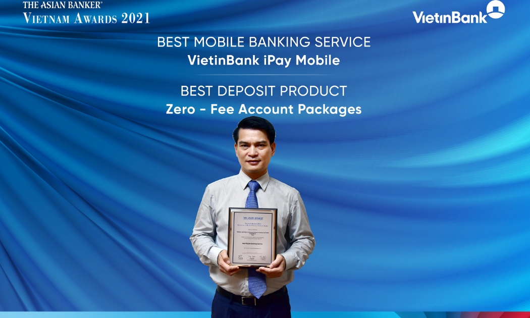 Ông Đàm Hồng Tiến - Giám đốc Khối Bán lẻ VietinBank vinh dự nhận 2 Giải thưởng “Dịch vụ ngân hàng di động tốt nhất - VietinBank iPay Mobile”.