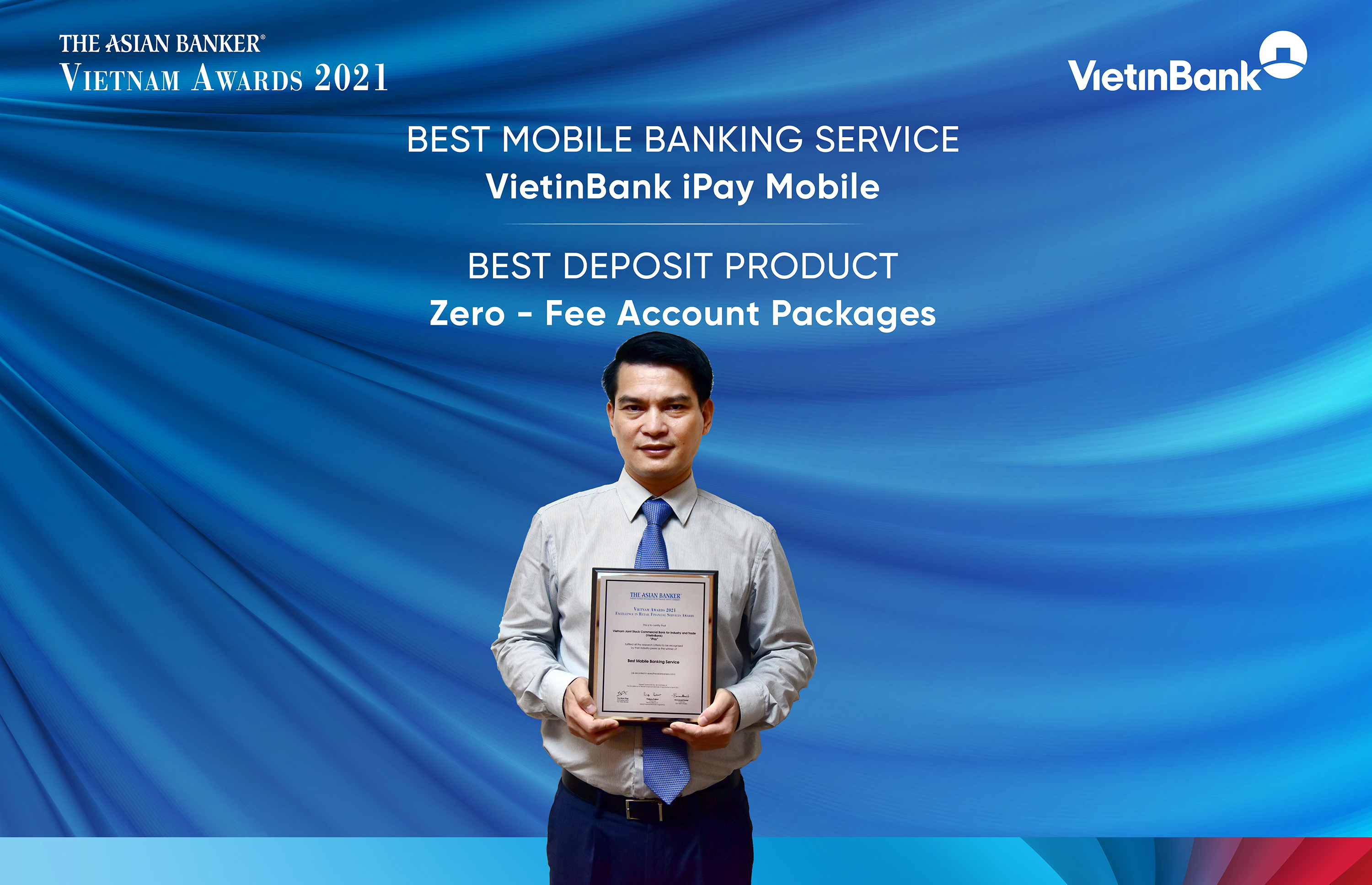 Ông Đàm Hồng Tiến - Giám đốc Khối Bán lẻ VietinBank vinh dự nhận 2 Giải thưởng “Dịch vụ ngân hàng di động tốt nhất - VietinBank iPay Mobile”.