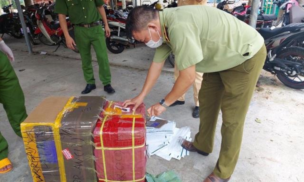 Kiểm tra hàng hóa thu giữ.