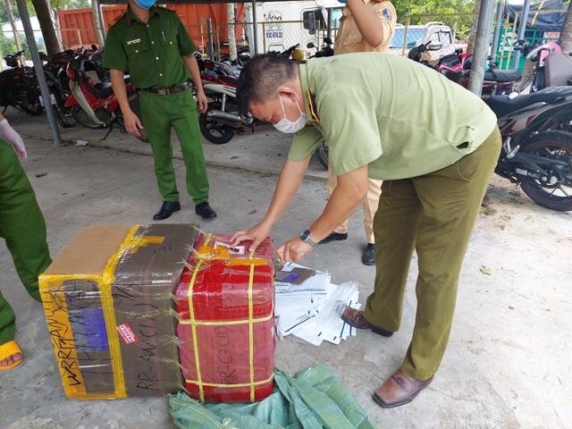 Kiểm tra hàng hóa thu giữ.