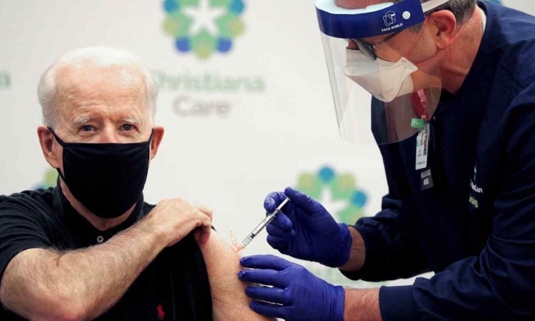 Tổng thống Joe Biden tiêm mũi vaccine Covid-19 thứ hai tại bang Delaware vào tháng 1/2021, vài ngày trước khi nhậm chức - Ảnh: Nikkei Asia
