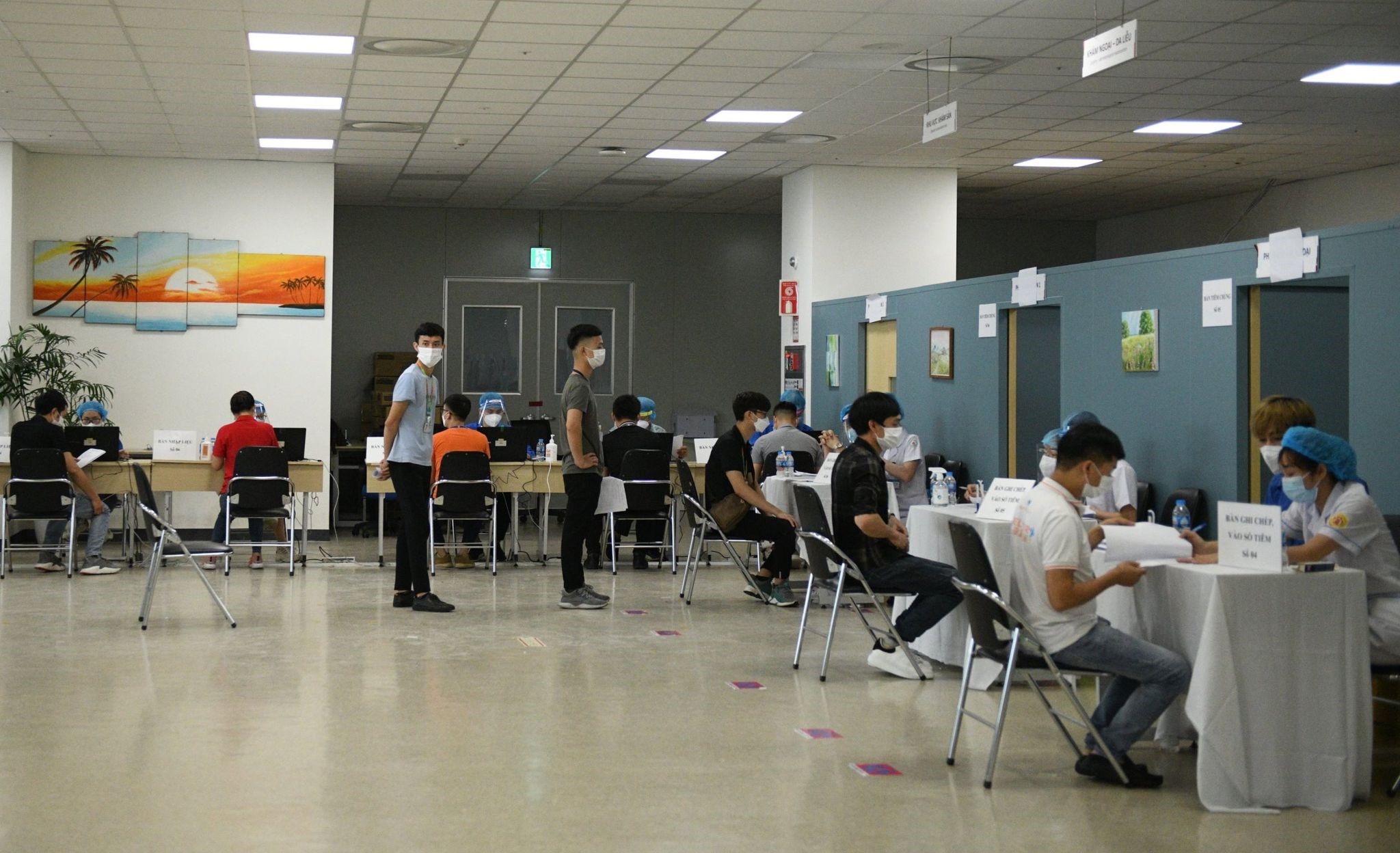 Công nhân Công ty Điện tử Samsung Electronic Việt Nam thuộc Khu công nghiệp Yên Phong chờ tiêm vaccine. Ảnh - Anh Tuấn. 