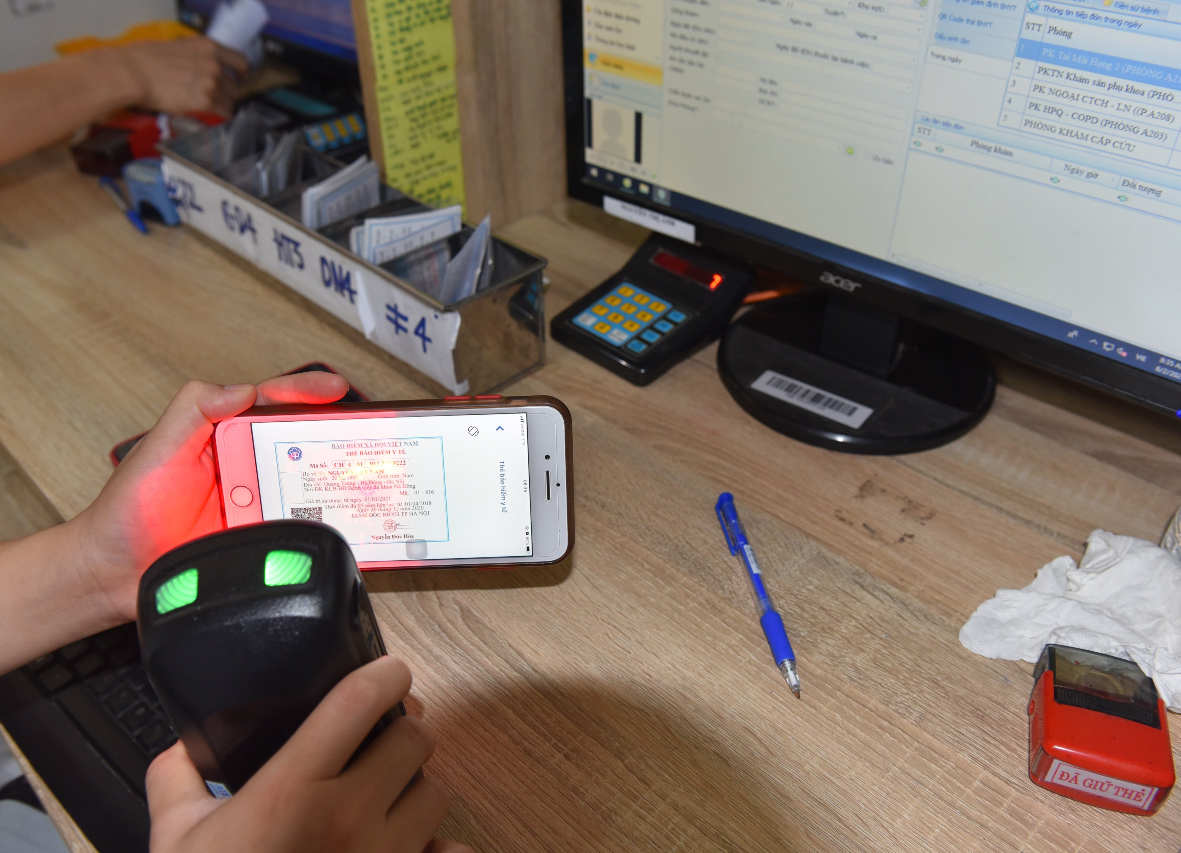 Cơ sở khám chữa bệnh sử dụng đầu đọc để quét mã QR-Code hoặc ghi trực tiếp số thẻ bảo hiểm y yế trên VssID. 