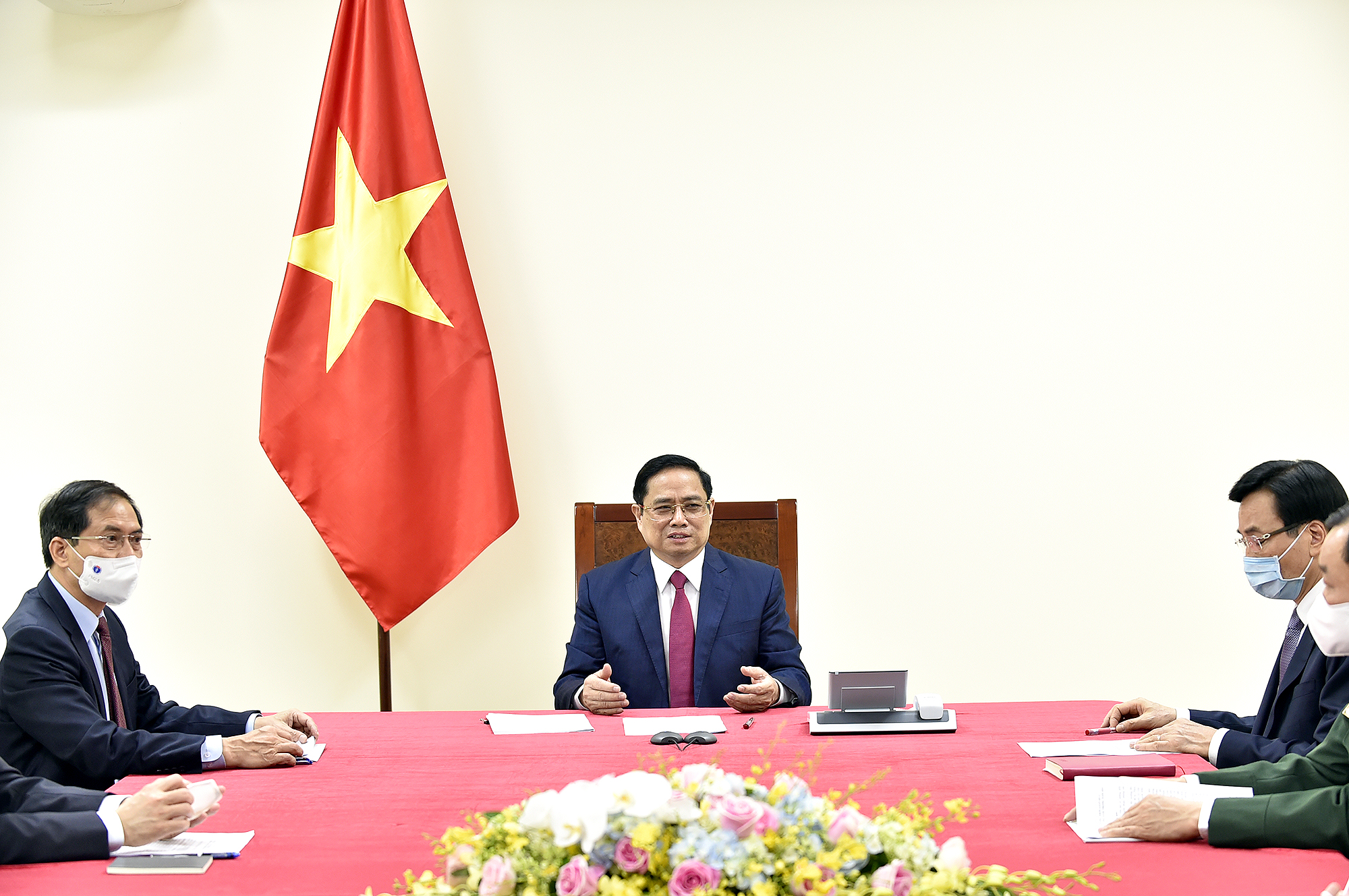 Thủ tướng Phạm Minh Chính tại cuộc điện đàm với Thủ tướng Trung Quốc - Ảnh: VGP