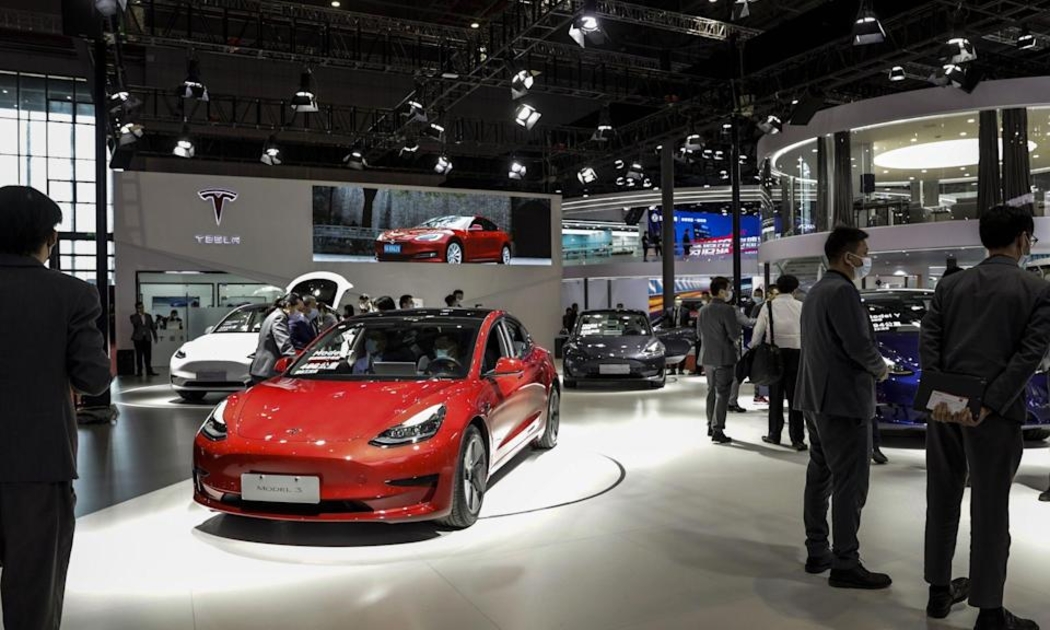 Một showroom của Tesla ở Trung Quốc - Ảnh: Bloomberg.