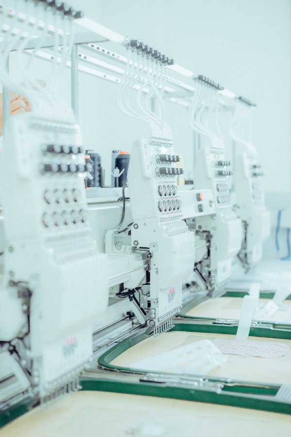 Những dây chuyền máy móc nhập khẩu từ Ý, Nhật được những người thợ lành nghề của Giovanni sử dụng để sản xuất ra sản phẩm thời trang hạng sang.