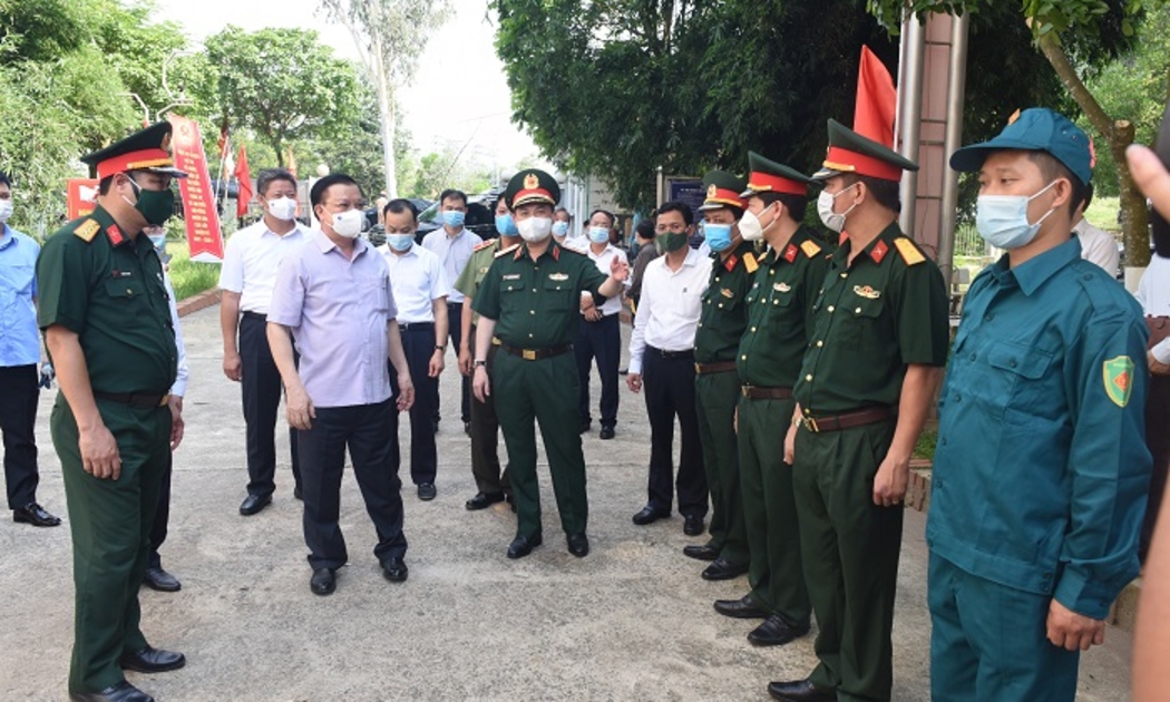Bí thư Thành uỷ Đinh Tiến Dũng và lãnh đạo TP. Hà Nội kiểm tra tại khu cách ly Trung tâm Giáo dục quốc phòng an ninh - Đại học Quốc gia Hà Nội.