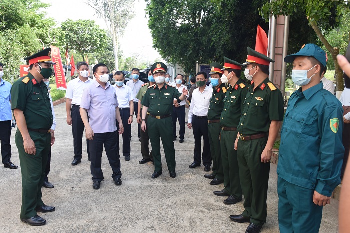 Bí thư Thành uỷ Đinh Tiến Dũng và lãnh đạo TP. Hà Nội kiểm tra tại khu cách ly Trung tâm Giáo dục quốc phòng an ninh - Đại học Quốc gia Hà Nội.