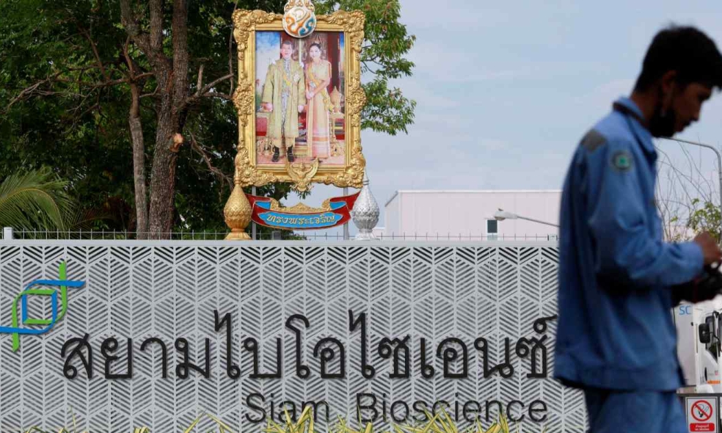 Hình của Quốc vương và Hoàng hậu Thái Lan được đặt trước cổng một nhà máy Siam Bioscience ở Bangkok - Ảnh: Reuters